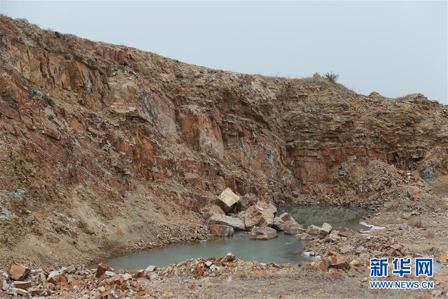 （新華視點(diǎn)&middot;圖文互動(dòng)）（1）挖掘作業(yè)距漢墓中心僅20米，村民住房出現(xiàn)裂縫&hellip;&hellip;&ldquo;造地&rdquo;如何變挖山？