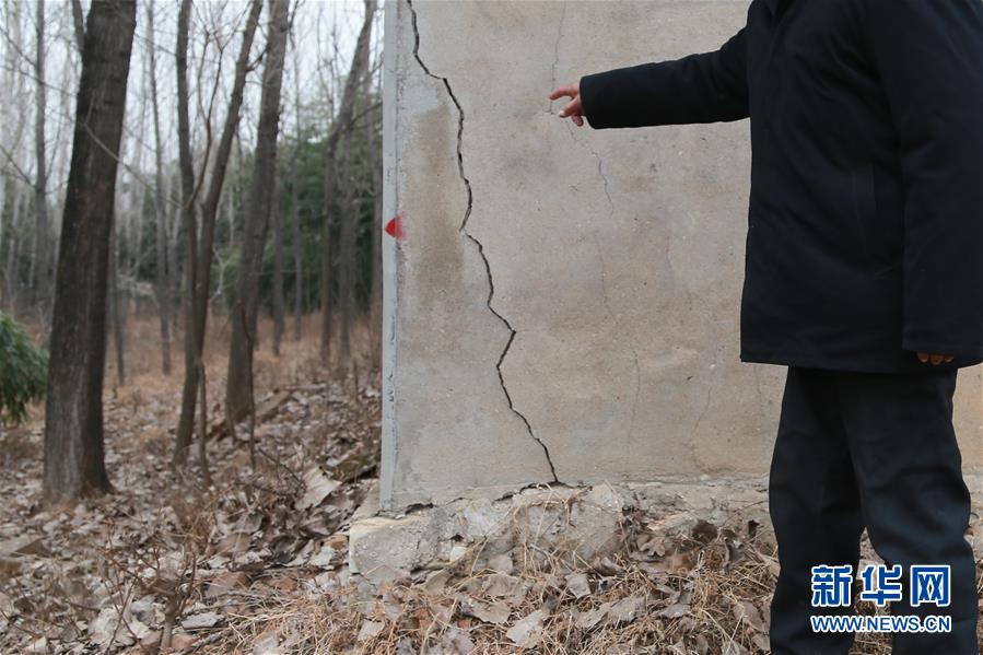 （新華視點(diǎn)&middot;圖文互動(dòng)）（3）挖掘作業(yè)距漢墓中心僅20米，村民住房出現(xiàn)裂縫&hellip;&hellip;&ldquo;造地&rdquo;如何變挖山？