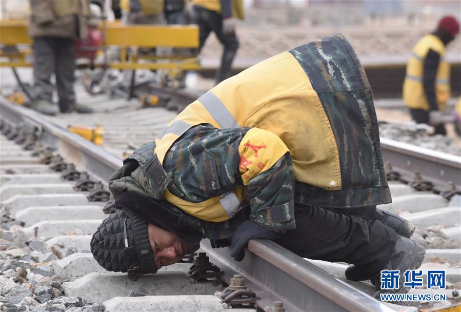 （新華全媒頭條&middot;圖文互動）（7）他們是比鋼鐵還硬的漢子&mdash;&mdash;天路之巔看不見的&ldquo;軌枕&rdquo;