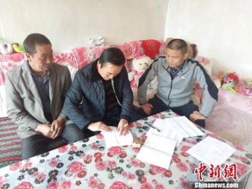 資料圖：圖為扶貧隊伍進貧困戶里，給貧困戶宣講政策?！＄娦?攝