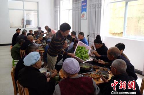 資料圖：社會(huì)福利中心吃飯的老人們。徐學(xué)練 攝。