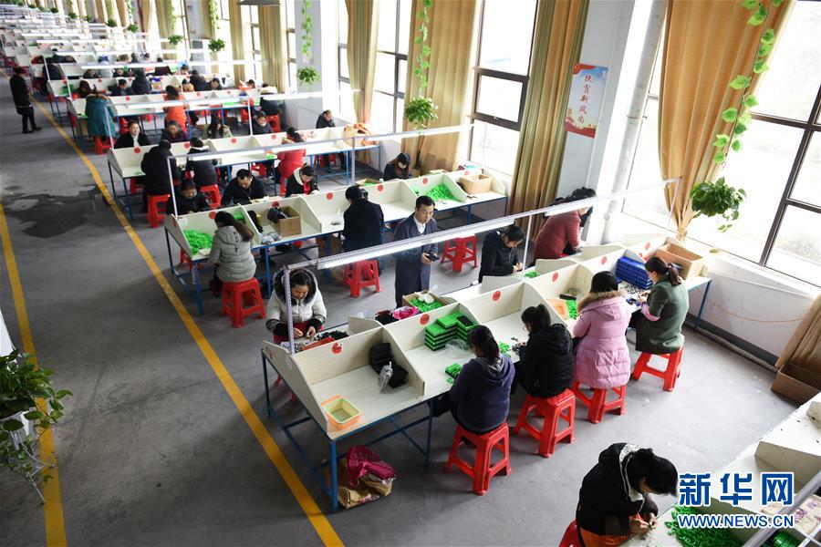 （在習(xí)近平新時代中國特色社會主義思想指引下&mdash;&mdash;新時代新作為新篇章&middot;圖文互動）（5）&ldquo;搬遷到哪里，服務(wù)就延伸到哪里&rdquo;&mdash;&mdash;貴州推進(jìn)易地扶貧搬遷&ldquo;后半篇文章&rdquo; 