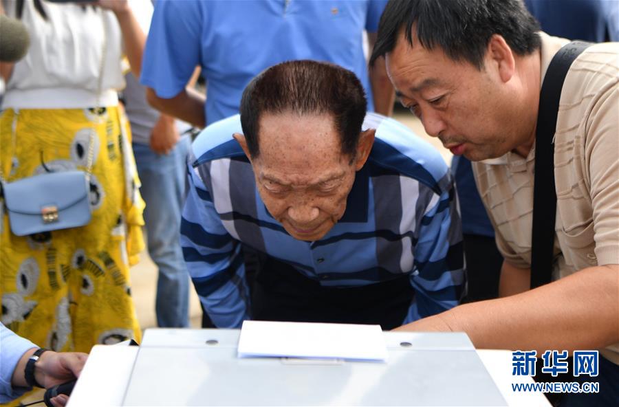 （愛(ài)國(guó)情 奮斗者&middot;圖文互動(dòng)）（4）一顆稻谷里的愛(ài)國(guó)情懷&mdash;&mdash;記&ldquo;雜交水稻之父&rdquo;袁隆平