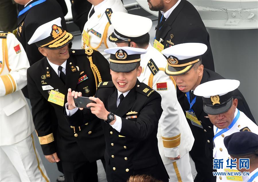 （新華全媒頭條&middot;人民海軍70年&middot;圖文互動）（15）奏響新時代海上和平樂章&mdash;&mdash;人民海軍成立70周年海上閱兵活動紀(jì)實(shí)