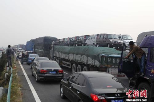 資料圖：高速擁堵不堪。<a target='_blank' ><p  align=