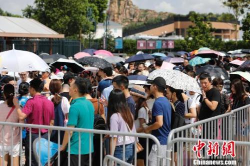 資料圖：游客排隊(duì)等待安檢。殷立勤 攝