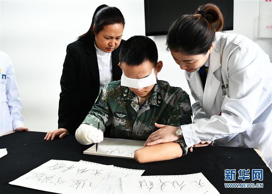 （時(shí)代先鋒&middot;圖文互動(dòng)）（8）新時(shí)代最可愛的人&mdash;&mdash;記陸軍某掃雷排爆大隊(duì)英雄戰(zhàn)士杜富國(guó)