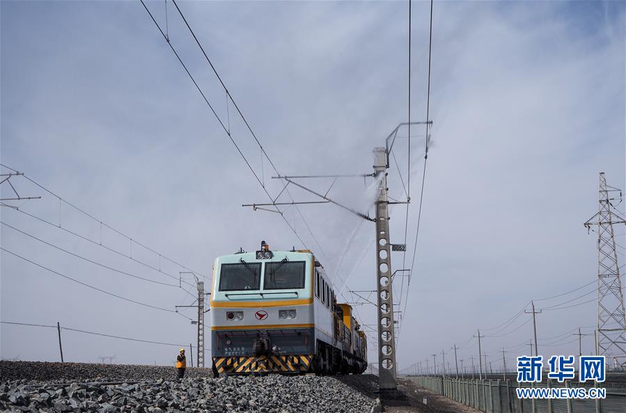 （新華全媒頭條&middot;壯麗70年&middot;奮斗新時(shí)代&middot;圖文互動(dòng)）（2）開(kāi)拓雪域高原的夢(mèng)想之路&mdash;&mdash;來(lái)自青藏鐵路的蹲點(diǎn)報(bào)告