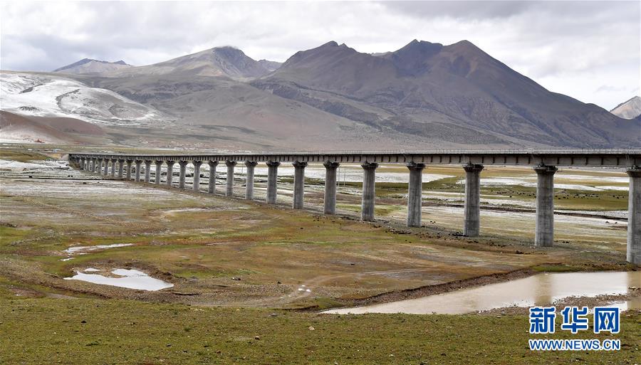 （新華全媒頭條&middot;壯麗70年&middot;奮斗新時(shí)代&middot;圖文互動(dòng)）（14）開(kāi)拓雪域高原的夢(mèng)想之路&mdash;&mdash;來(lái)自青藏鐵路的蹲點(diǎn)報(bào)告