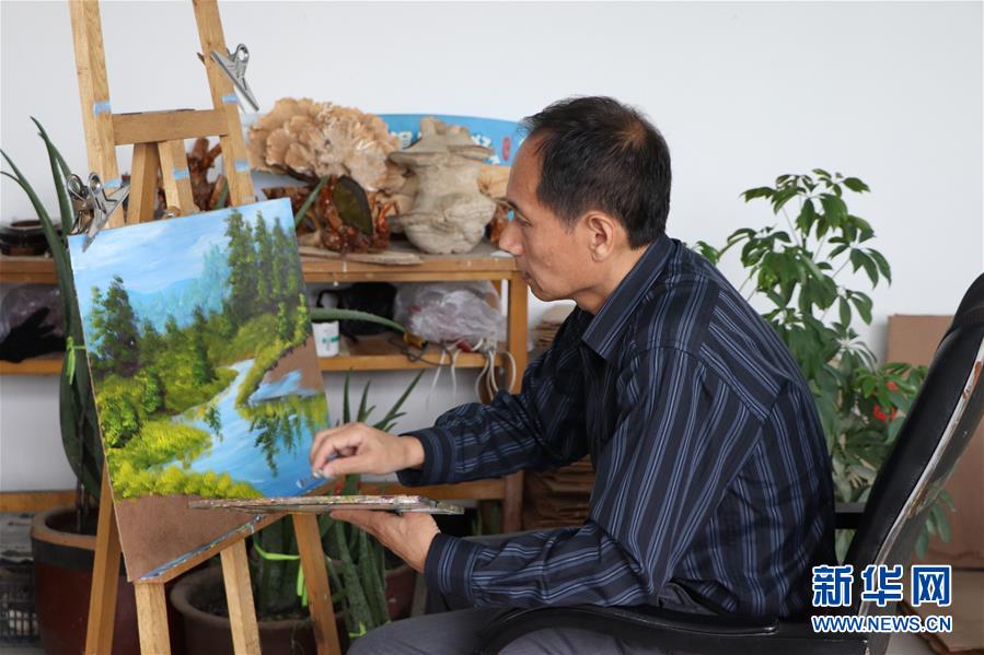 （脫貧攻堅(jiān)&middot;圖文互動(dòng)）（2）樺樹皮&ldquo;畫&rdquo;出脫貧致富圖