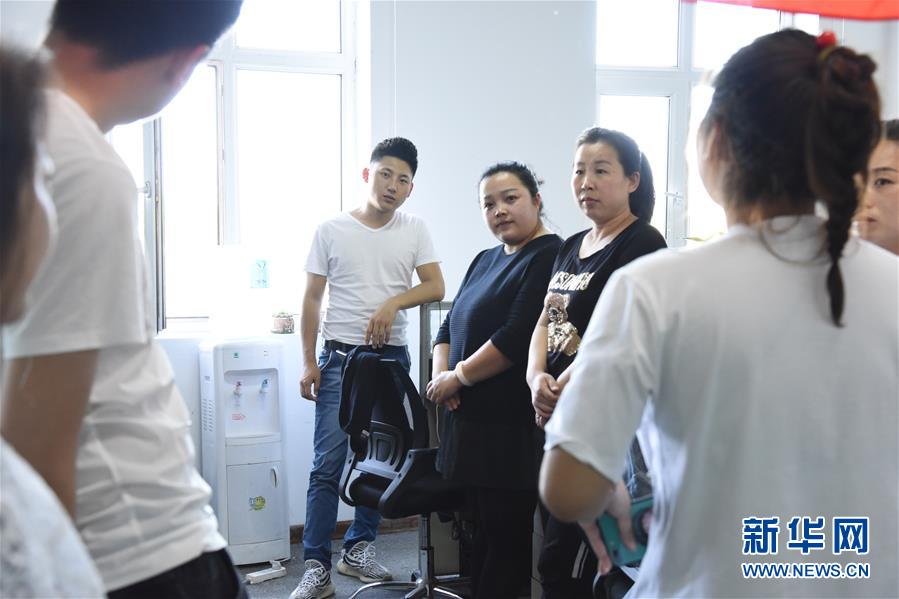 （在習(xí)近平新時代中國特色社會主義思想指引下&mdash;&mdash;新時代新作為新篇章&middot;圖文互動）（1）生長在&ldquo;云&rdquo;上的&ldquo;小鎮(zhèn)青年&rdquo;&mdash;&mdash;東北偏遠(yuǎn)小城發(fā)展新興產(chǎn)業(yè)吸引年輕人回流