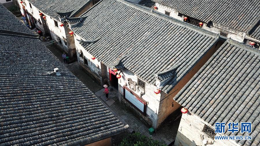 （壯麗70年&middot;奮斗新時(shí)代&mdash;&mdash;記者再走長(zhǎng)征路&middot;圖文互動(dòng)）（8）半條被子折射軍民魚(yú)水情