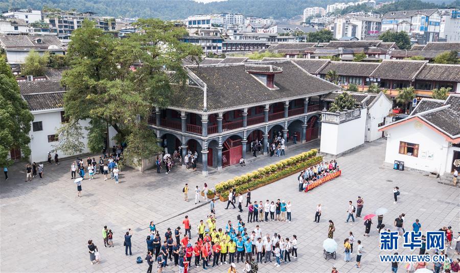 （新華全媒頭條&middot;壯麗70年&middot;奮斗新時(shí)代&mdash;&mdash;記者再走長征路&middot;圖文互動(dòng)）（1）偉大轉(zhuǎn)折是怎樣發(fā)生的&mdash;&mdash;重回遵義會(huì)議現(xiàn)場(chǎng)