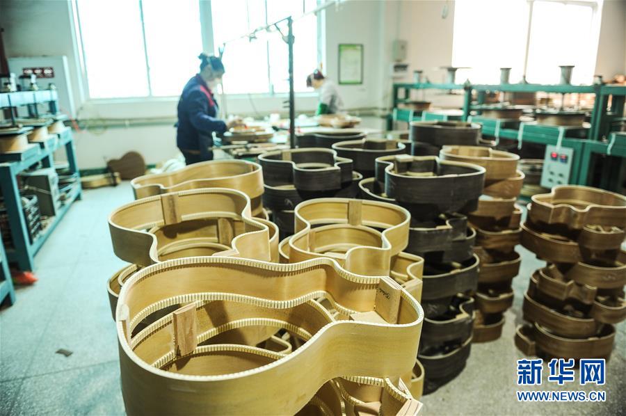 （在習(xí)近平新時代中國特色社會主義思想指引下&mdash;&mdash;新時代新作為新篇章&middot;圖文互動）（4）貴州正安：吉他奏響發(fā)展&ldquo;神曲&rdquo;