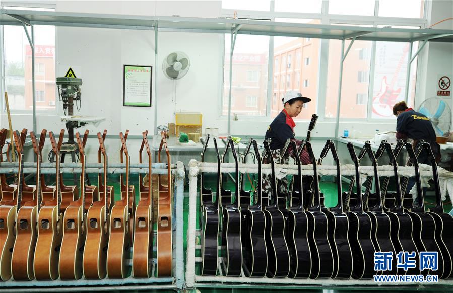 （在習(xí)近平新時代中國特色社會主義思想指引下&mdash;&mdash;新時代新作為新篇章&middot;圖文互動）（2）貴州正安：吉他奏響發(fā)展&ldquo;神曲&rdquo;