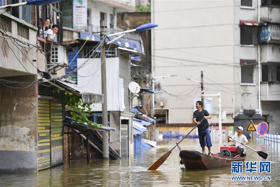 （抗洪搶險&middot;圖文互動）（1）洪水來時，那暖心的民間救援