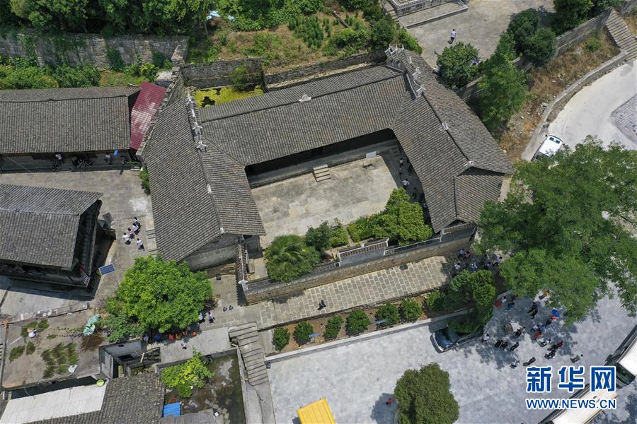 （壯麗70年&middot;奮斗新時(shí)代&mdash;&mdash;記者再走長(zhǎng)征路&middot;圖文互動(dòng)）（2）手捧棉被憶紅軍：走了那么多年，我們都念他們的好