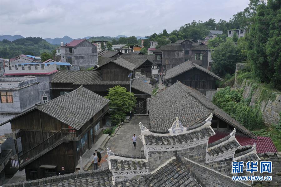 （壯麗70年&middot;奮斗新時(shí)代&mdash;&mdash;記者再走長(zhǎng)征路&middot;圖文互動(dòng)）（3）手捧棉被憶紅軍：走了那么多年，我們都念他們的好