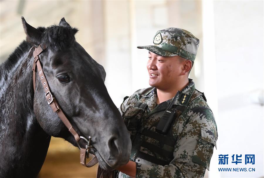 （新華全媒頭條&middot;愛國(guó)情 奮斗者&middot;圖文互動(dòng)）（4）初心不改 紅心向黨&mdash;&mdash;西部戰(zhàn)區(qū)陸軍某旅玉樹獨(dú)立騎兵連連長(zhǎng)尼都塔生一家四代跟黨走紀(jì)實(shí)