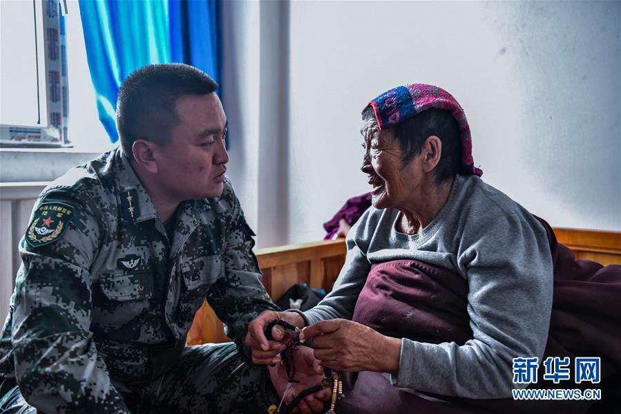 （新華全媒頭條&middot;愛國(guó)情 奮斗者&middot;圖文互動(dòng)）（8）初心不改 紅心向黨&mdash;&mdash;西部戰(zhàn)區(qū)陸軍某旅玉樹獨(dú)立騎兵連連長(zhǎng)尼都塔生一家四代跟黨走紀(jì)實(shí)