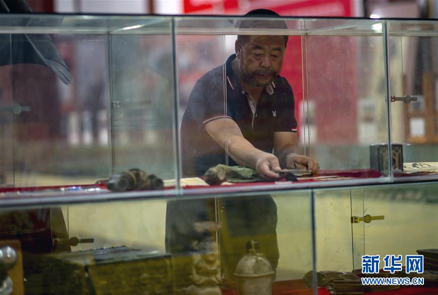 (壯麗70年·奮斗新時(shí)代——記者再走長(zhǎng)征路·圖文互動(dòng))(1)赤子心紅色情——潘庭宏的紅色收藏之路