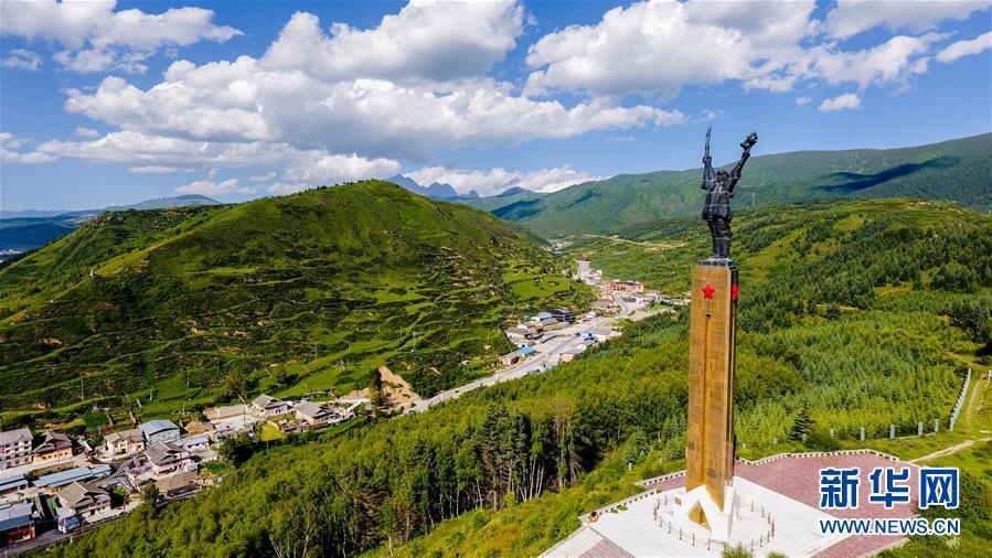 （壯麗70年&middot;奮斗新時代&mdash;&mdash;記者再走長征路&middot;圖文互動）（3）記者手記：紀(jì)念碑下的隨想