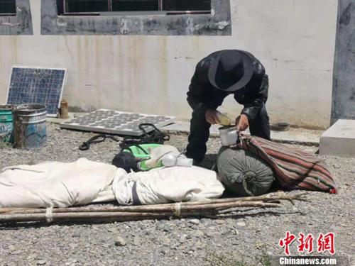 圖為黨確桑布展示以前巡邊時要帶的東西。 謝藝觀 攝