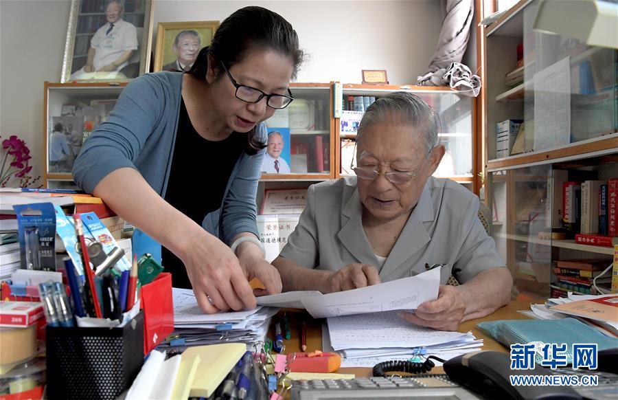 （愛國者 奮斗情&middot;圖文互動）（4）用醫(yī)術(shù)和道德守護(hù)&ldquo;光明&rdquo;&mdash;&mdash;全國道德模范99歲眼科專家張效房的人生軌跡 