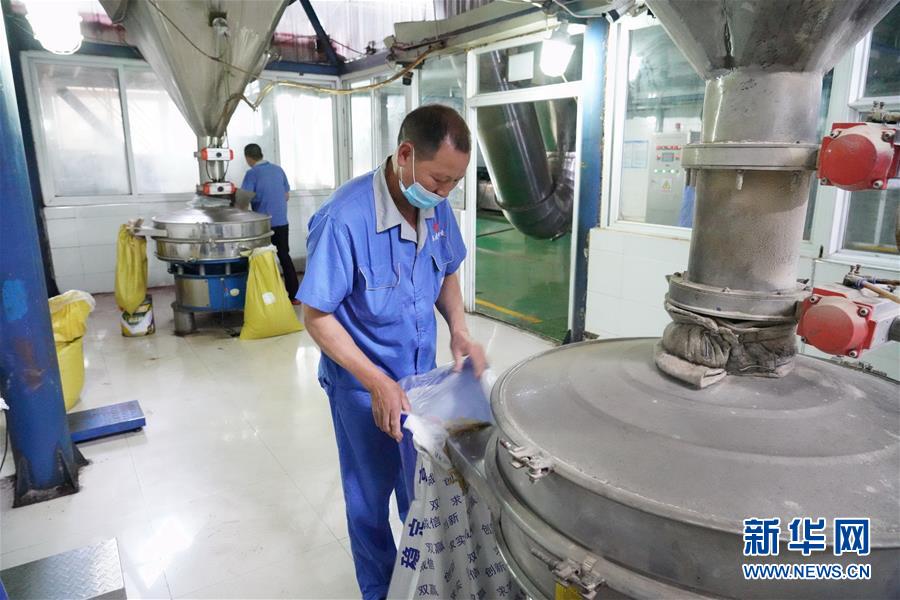 （在習(xí)近平新時(shí)代中國(guó)特色社會(huì)主義思想指引下&mdash;&mdash;新時(shí)代新作為新篇章&middot;總書(shū)記關(guān)心的百姓身邊事&middot;圖文互動(dòng)）（2）大污染變身&ldquo;大寶藏&rdquo;：治理畜禽糞污，他們這樣干！