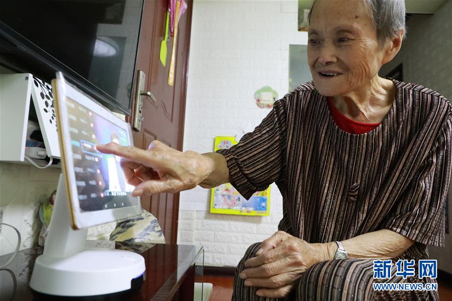 （在習(xí)近平新時(shí)代中國(guó)特色社會(huì)主義思想指引下&mdash;&mdash;新時(shí)代新作為新篇章&middot;總書記關(guān)心的百姓身邊事）（1）養(yǎng)老院新&ldquo;風(fēng)景&rdquo;：大愛扮美夕陽(yáng)紅