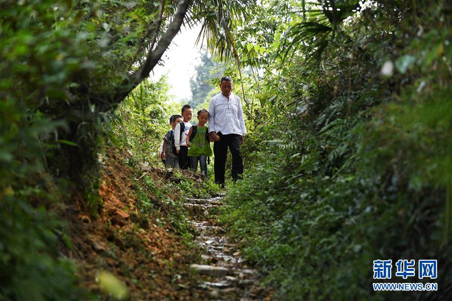 （圖片故事）（12）深山&middot;村小&middot;三十七年