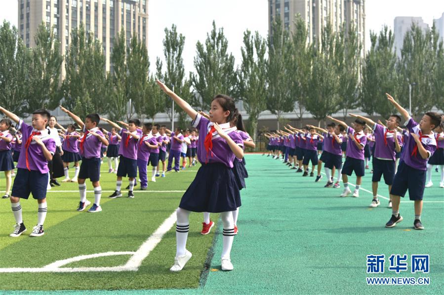 （體育&middot;圖文互動(dòng)）（1）（在習(xí)近平新時(shí)代中國(guó)特色社會(huì)主義思想指引下&mdash;&mdash;新時(shí)代新作為新篇章&middot;總書(shū)記關(guān)心的百姓身邊事）奔跑吧，少年！&mdash;&mdash;體育讓孩子們插上強(qiáng)壯的翅膀（配本社同題文字稿）