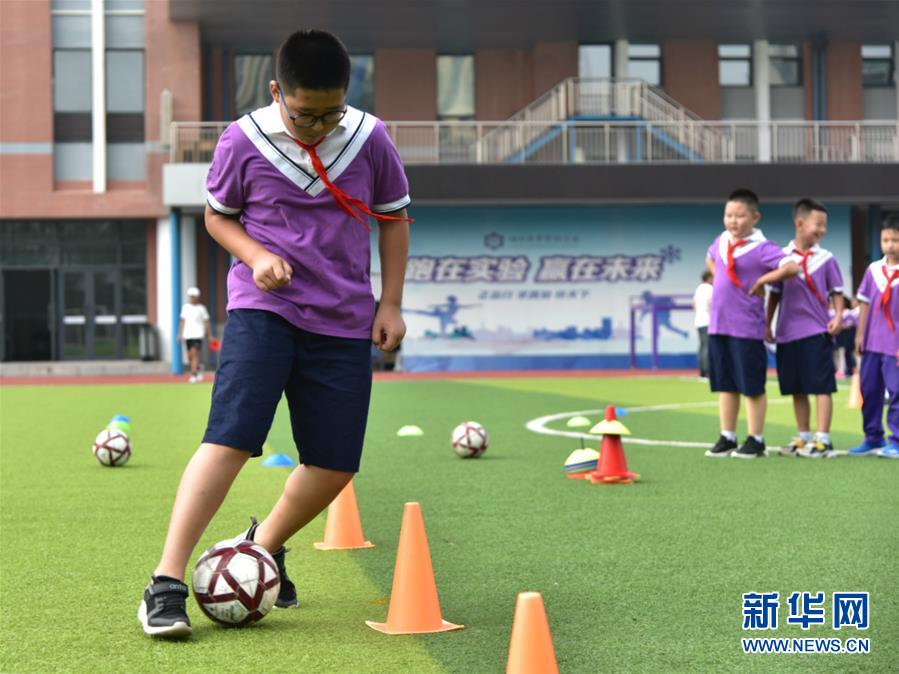 （體育&middot;圖文互動(dòng)）（2）（在習(xí)近平新時(shí)代中國(guó)特色社會(huì)主義思想指引下&mdash;&mdash;新時(shí)代新作為新篇章&middot;總書(shū)記關(guān)心的百姓身邊事）奔跑吧，少年！&mdash;&mdash;體育讓孩子們插上強(qiáng)壯的翅膀（配本社同題文字稿）