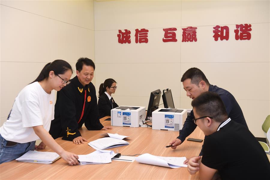 （&ldquo;中國面貌&rdquo;系列述評(píng)&middot;圖文互動(dòng)）（7）法治中國&mdash;&mdash;70年中國面貌變遷述評(píng)之四