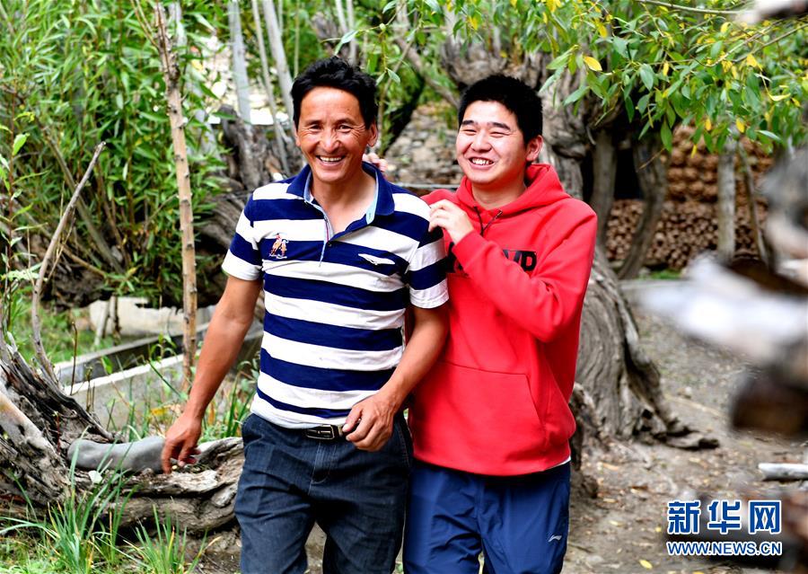 （在習(xí)近平新時(shí)代中國(guó)特色社會(huì)主義思想指引下&mdash;&mdash;新時(shí)代新作為新篇章&middot;總書記關(guān)心的百姓身邊事&middot;圖文互動(dòng))（3）&ldquo;我走進(jìn)大山，是為了讓你走出大山&rdquo;&mdash;&mdash;大學(xué)生支教故事