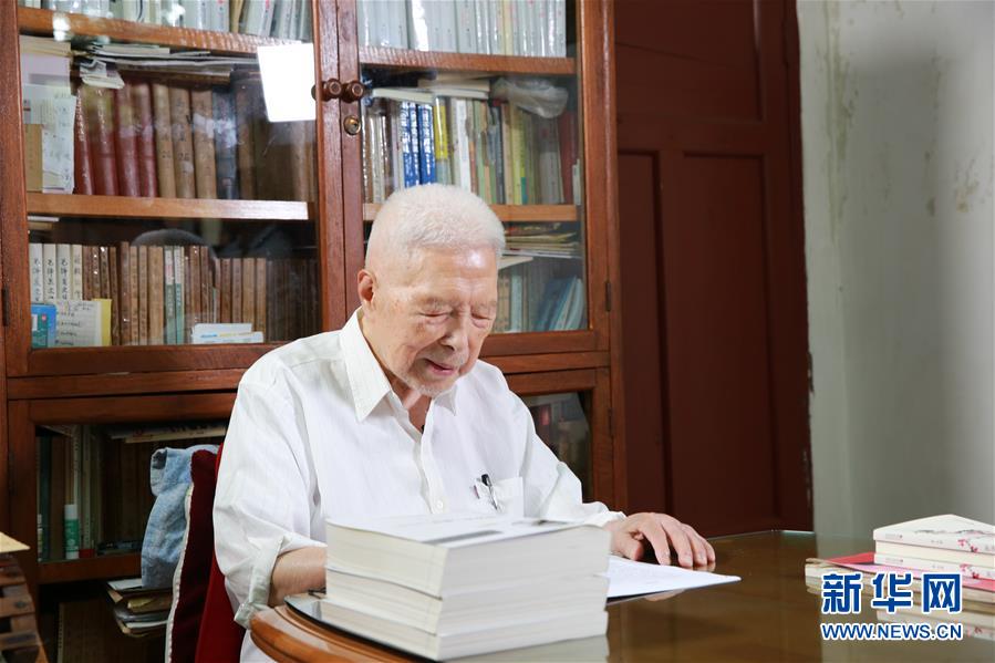 （愛國情 奮斗者&middot;圖文互動(dòng)）（1）一生&ldquo;讀&rdquo;一書 照亮前行路&mdash;&mdash;記2018年&ldquo;世界馬克思經(jīng)濟(jì)學(xué)獎(jiǎng)&rdquo;獲得者陳征