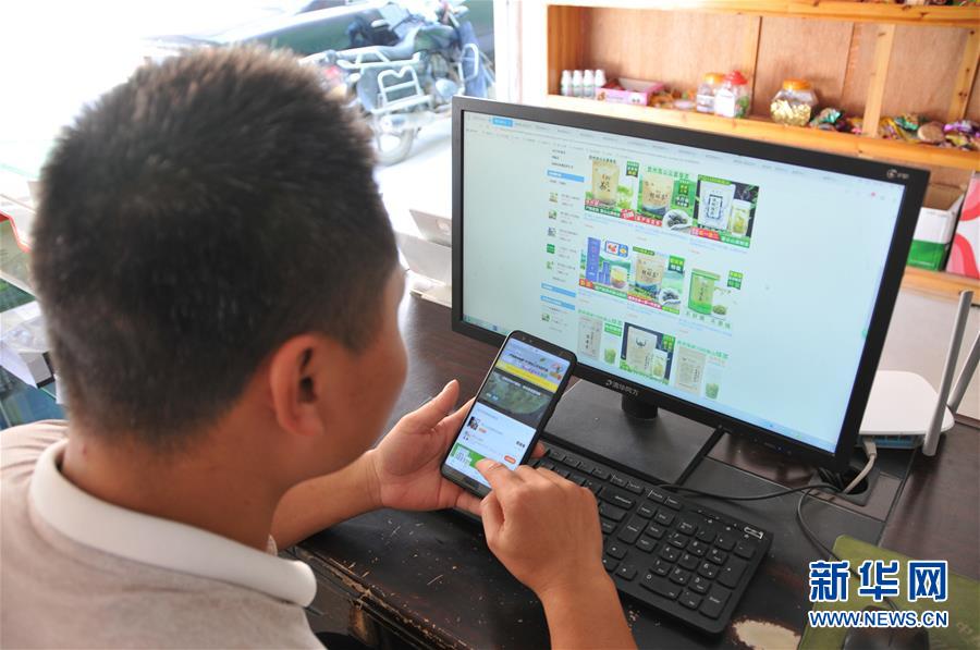 （在習(xí)近平新時(shí)代中國(guó)特色社會(huì)主義思想指引下&mdash;&mdash;新時(shí)代新作為新篇章&middot;總書(shū)記關(guān)心的百姓身邊事&middot;圖文互動(dòng)）（1）手機(jī)成為&ldquo;新農(nóng)具&rdquo;　莊戶(hù)人變&ldquo;新店家&rdquo;&mdash;&mdash;農(nóng)村電商助力農(nóng)民豐收
