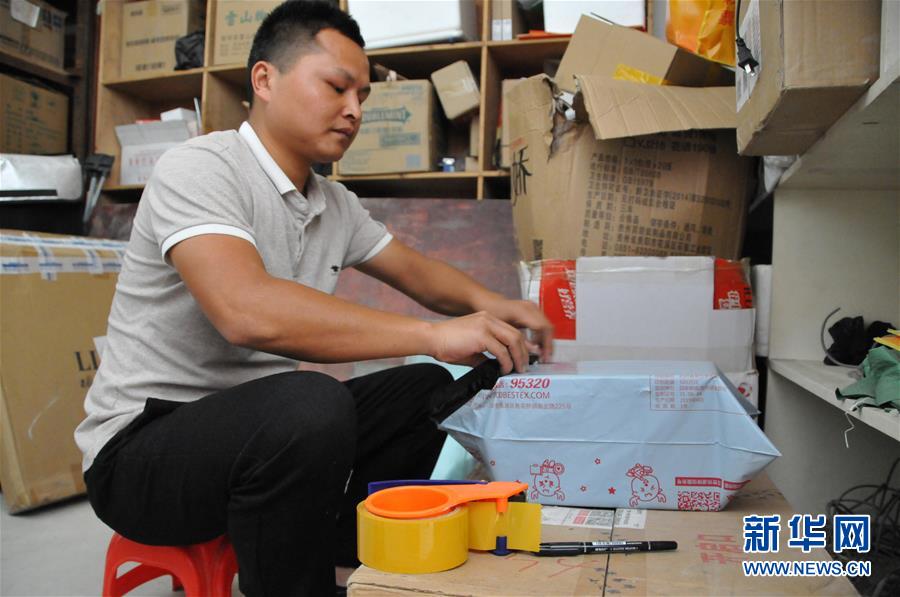 （在習(xí)近平新時(shí)代中國(guó)特色社會(huì)主義思想指引下&mdash;&mdash;新時(shí)代新作為新篇章&middot;總書(shū)記關(guān)心的百姓身邊事&middot;圖文互動(dòng)）（3）手機(jī)成為&ldquo;新農(nóng)具&rdquo;　莊戶(hù)人變&ldquo;新店家&rdquo;&mdash;&mdash;農(nóng)村電商助力農(nóng)民豐收