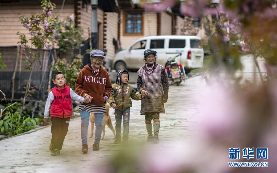 (圖文互動(dòng))(3)太陽(yáng)照耀“人類童年”——新時(shí)代直過(guò)民族脫貧攻堅(jiān)紀(jì)事