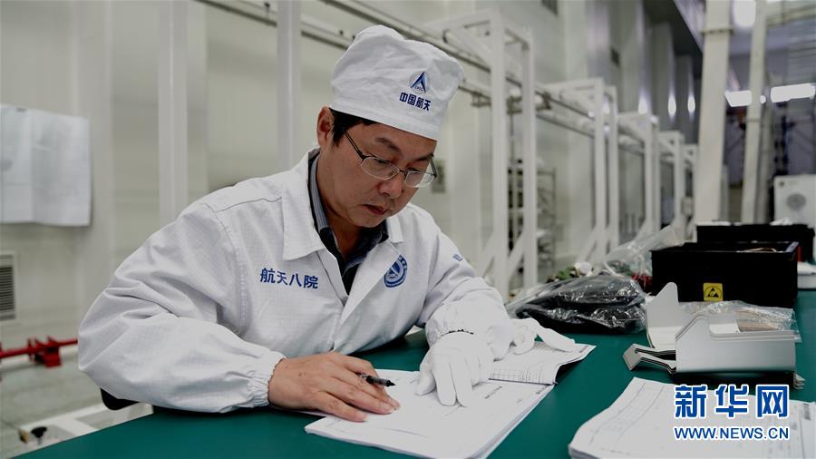 （德耀中華&middot;圖文互動）（2）王曙群：&ldquo;腳踏實地、仰望星空&rdquo;的大國工匠