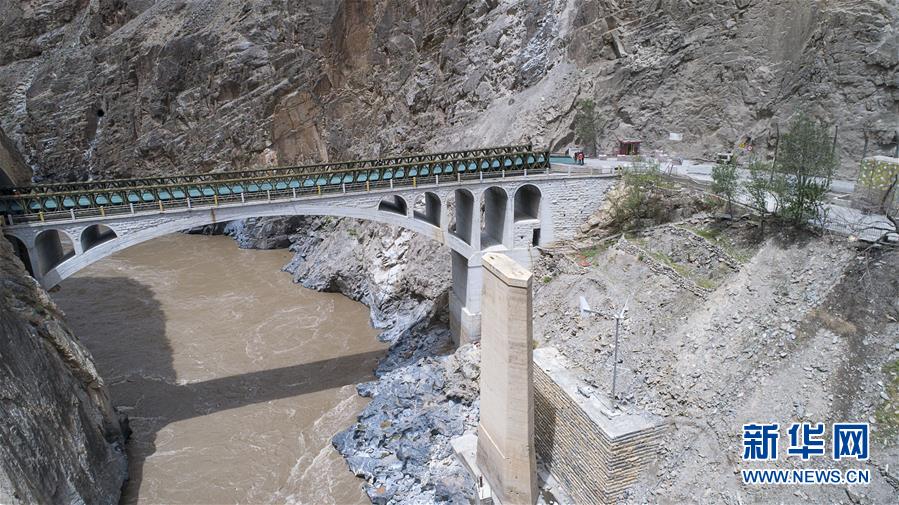 （新華全媒頭條&middot;圖文互動(dòng)）（1）沒有終結(jié)的尋找&mdash;&mdash;追尋川藏公路上的一位無(wú)名烈士