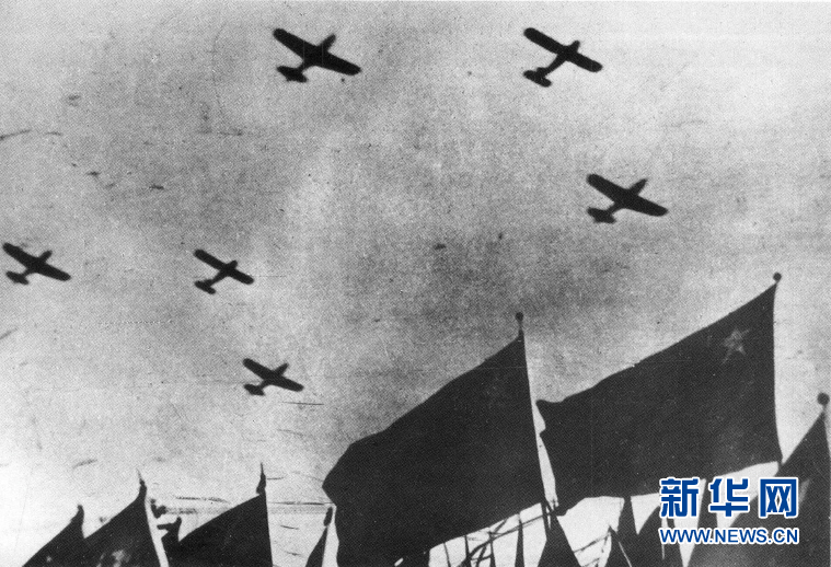 （新華全媒頭條&middot;人民空軍70年&middot;圖文互動）（1）陽光照耀奮飛的航程&mdash;&mdash;黨中央、中央軍委和習(xí)主席關(guān)心人民空軍建設(shè)發(fā)展紀(jì)實