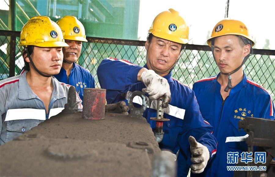 （愛國情 奮斗者&middot;圖文互動(dòng)）（2）錨定無悔奮進(jìn)的航向&mdash;&mdash;記港口創(chuàng)新路上的&ldquo;藍(lán)領(lǐng)專家&rdquo;孔祥瑞