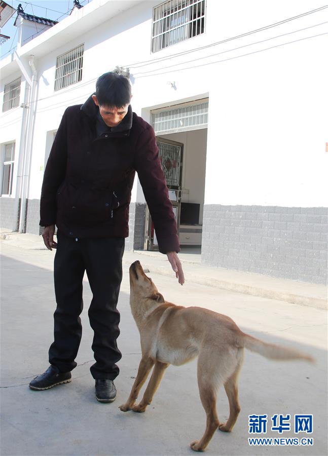 （四中全會(huì)精神在基層&middot;圖文互動(dòng)）（1）記者手記：兩腳沾地，深切感悟什么叫&ldquo;以人民為中心&rdquo;