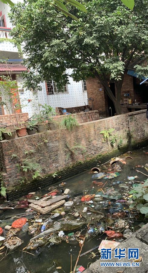 （圖文互動(dòng)）（2）河長(zhǎng)職責(zé)寫(xiě)得明明白白，條條舉措無(wú)一落實(shí)&mdash;&mdash;國(guó)務(wù)院檢查組暗訪核查佛山一農(nóng)村河涌黑臭十余年無(wú)人管理