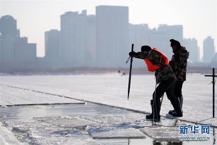 （圖文互動）（2）寒冬采冰人：起早貪黑 &ldquo;淘金&rdquo;冰雪