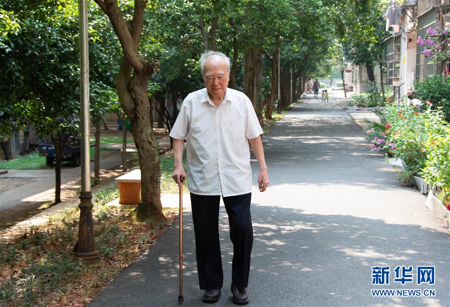 （新華全媒頭條&middot;圖文互動(dòng)）（9）滄海橫流 信仰彌堅(jiān)&mdash;&mdash;記共產(chǎn)黨員、湘潭大學(xué)九旬教授滄南