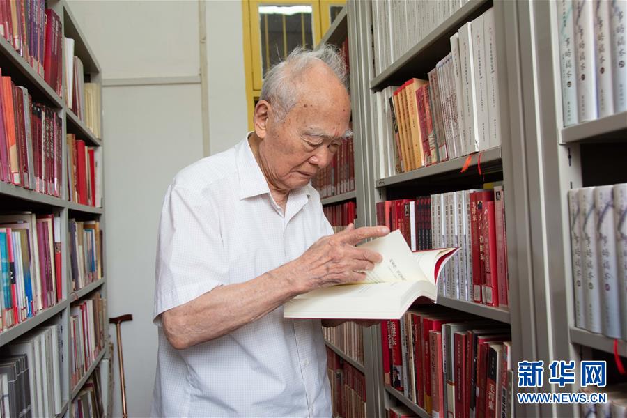 （新華全媒頭條&middot;圖文互動(dòng)）（6）滄海橫流 信仰彌堅(jiān)&mdash;&mdash;記共產(chǎn)黨員、湘潭大學(xué)九旬教授滄南