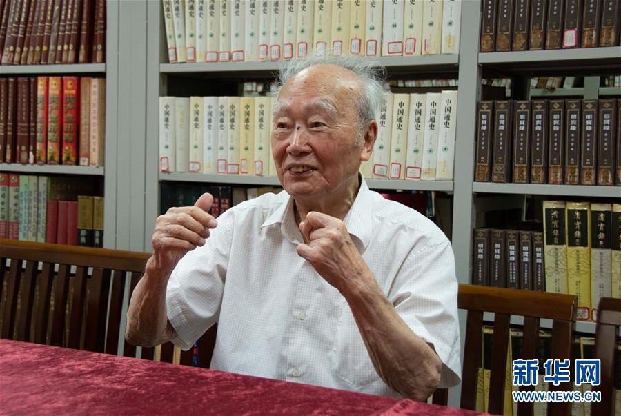 （新華全媒頭條&middot;圖文互動(dòng)）（5）滄海橫流 信仰彌堅(jiān)&mdash;&mdash;記共產(chǎn)黨員、湘潭大學(xué)九旬教授滄南