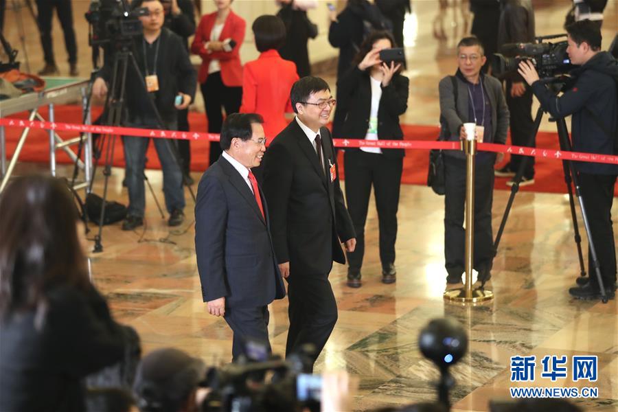 （兩會(huì)&middot;面對(duì)面）（9）全國人大代表接受采訪